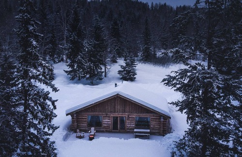 Canim Lake Cabina | Farm Stay in Bear Cabin at beautiful Kayanara - NEW