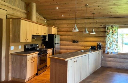 Canim Lake Cabina | Farm Stay in Wolf Cabin at beautiful Kayanara - NEW