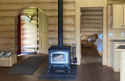 Canim Lake Cabina | Farm Stay in Wolf Cabin at beautiful Kayanara - NEW