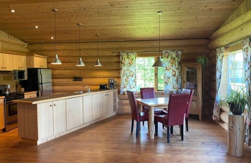 Canim Lake Cabina | Farm Stay in Wolf Cabin at beautiful Kayanara - NEW