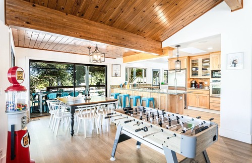 Kelseyville Otro | Farm Stay + Private Lake + Country Ranch + Alpacas + Hiking + Games + Hot Tub