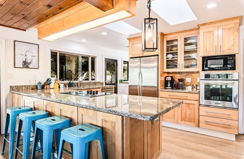 Kelseyville Otro | Farm Stay + Private Lake + Country Ranch + Alpacas + Hiking + Games + Hot Tub