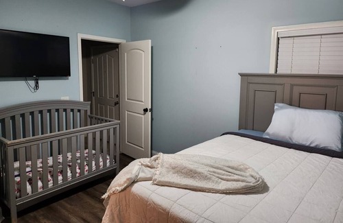 Darlington Otro | Farmhouse, 6 min from Nascar with great fishing!