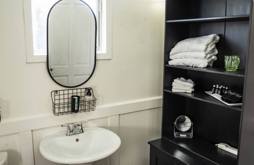 Round Top Otro | Farmhouse bed and bath with pool and hot tub