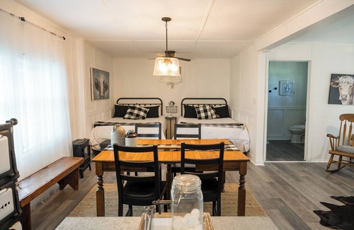 Round Top Otro | Farmhouse bed and bath with pool and hot tub