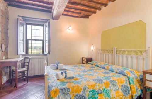 Castiglione del Lago Casa | Farmhouse by Lake Trasimeno with Pool