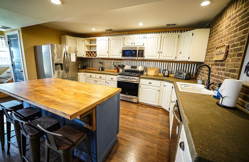 Campton Casa | Farmhouse by the Lake with FAST Fiber Internet + Washer/Dryer!