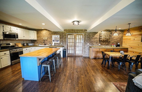 Campton Casa | Farmhouse by the Lake with FAST Fiber Internet + Washer/Dryer!