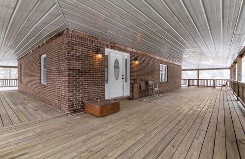 Campton Casa | Farmhouse by the Lake with FAST Fiber Internet + Washer/Dryer!