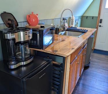 Brew Bay Casa | Farmhouse cabin on 33 acre farm