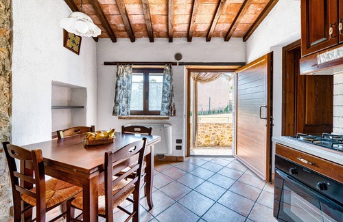 Giano dell'Umbria Otro | Casa rural 'Casale Storico XVII Sec - Girasole' con vistas a la montaña, piscina compartida y Wi-Fi