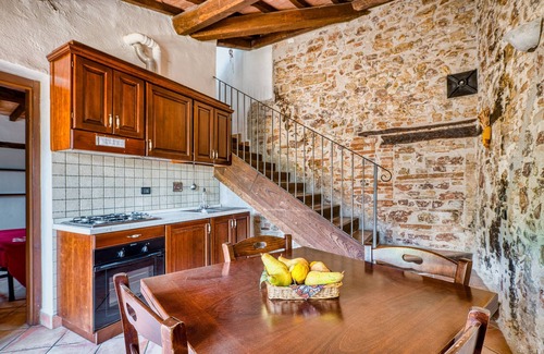 Giano dell'Umbria Otro | Casa rural 'Casale Storico XVII Sec - Girasole' con vistas a la montaña, piscina compartida y Wi-Fi