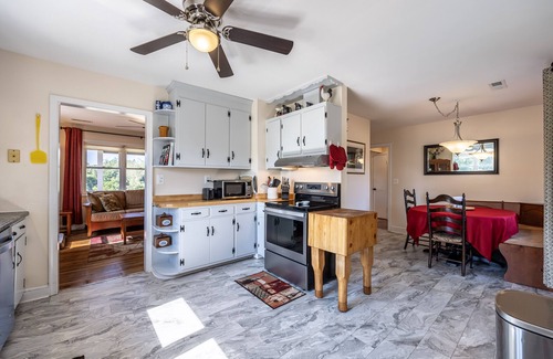 Pratts Otro | Farmhouse close to Wedding venues, Wineries, breweries, shops. Dogs welcome!