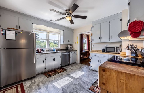 Pratts Otro | Farmhouse close to Wedding venues, Wineries, breweries, shops. Dogs welcome!