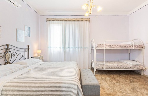 Genoni Otro | Casa rural 'Cuaddus E Tellas- Habitación 1' con jardín compartido, Wi-Fi y aire acondicionado.