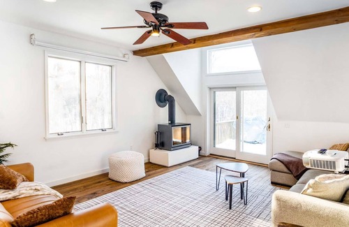 New Paltz Otro | Farmhouse Escape with Stunning View 90 min from NYC