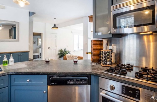 New Paltz Otro | Farmhouse Escape with Stunning View 90 min from NYC