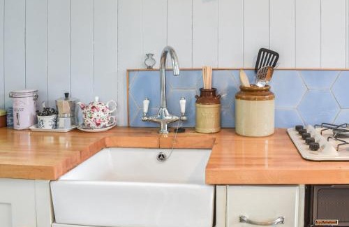 Churt Casa | Farmhouse Garden Shepherds Hut