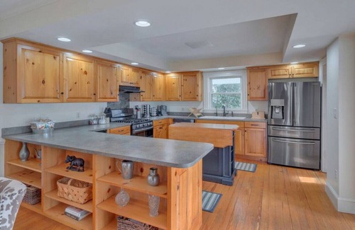 Nelson Casa | Farmhouse getaway for family vacations and friend retreats - heated pool, amazing views, close to wineries/breweries