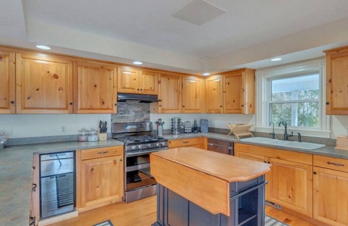 Nelson Casa | Farmhouse getaway for family vacations and friend retreats - heated pool, amazing views, close to wineries/breweries
