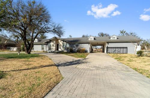 Sachse Casa | Farmhouse getaway with 3-acres of land