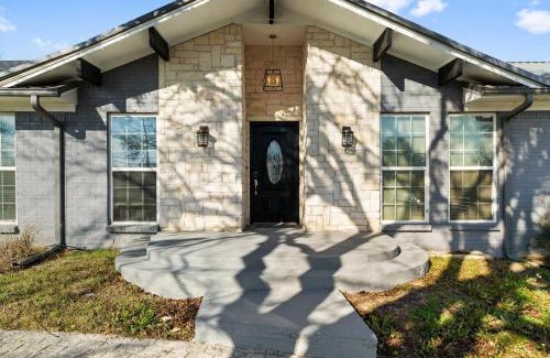 Sachse Casa | Farmhouse getaway with 3-acres of land