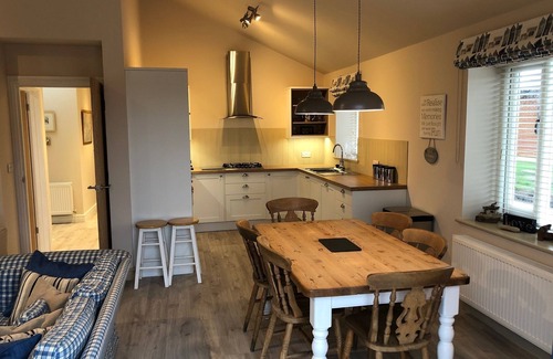 Chichester Casa | Farmhouse Holiday Lodge, near West Wittering beach, Chichester & Goodwood