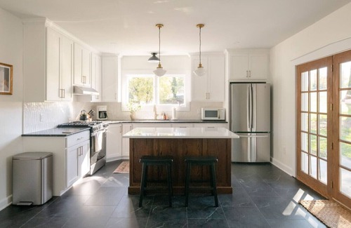 Columbia Casa | Farmhouse|HOT TUB|Fireplace|King Bed|4 Bedroom