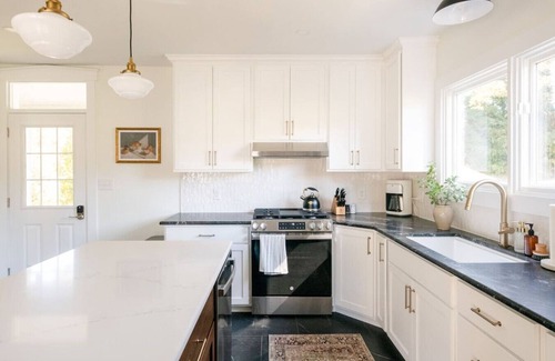 Columbia Casa | Farmhouse|HOT TUB|Fireplace|King Bed|4 Bedroom