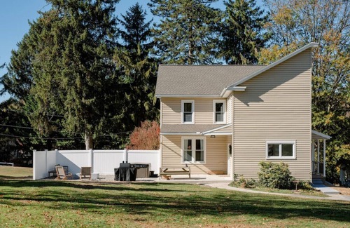 Columbia Casa | Farmhouse|HOT TUB|Fireplace|King Bed|4 Bedroom