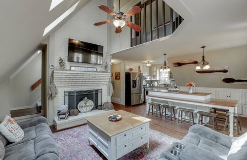 Gainesville Cabina | Farmhouse in a Peaceful Paradise with Huge Hot tub