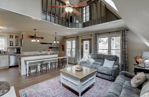 Gainesville Cabina | Farmhouse in a Peaceful Paradise with Huge Hot tub