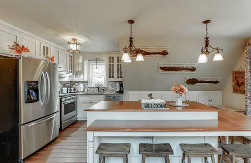 Gainesville Cabina | Farmhouse in a Peaceful Paradise with Huge Hot tub