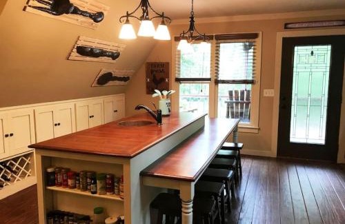 Gainesville Casa | Farmhouse in a Peaceful Paradise with Huge Hot tub