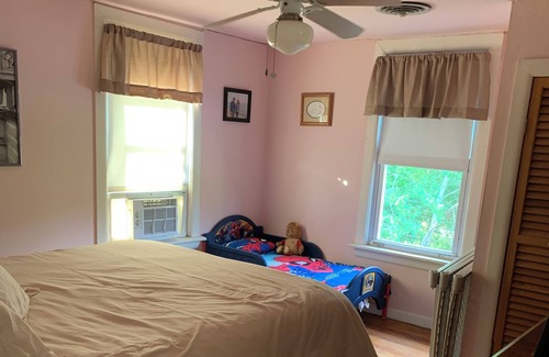 Narrowsburg Otro | Farmhouse in a picturesque setting and within fifteen minutes to bethel woods