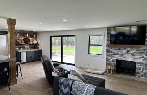 Howell Casa | Farmhouse in McCrory, Arkansas on 5 acres is a cozy retreat. Witness the Eclipse