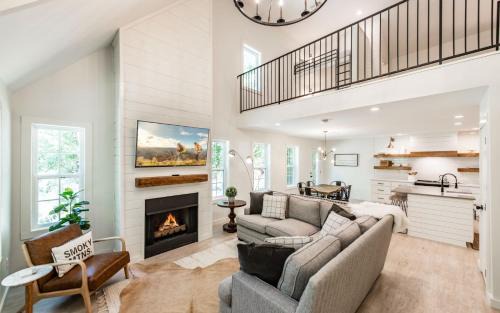 Gatlinburg Villa | Farmhouse in the Burg