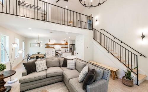 Gatlinburg Villa | Farmhouse in the Burg