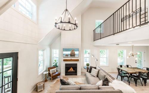 Gatlinburg Villa | Farmhouse in the Burg