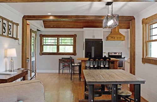 King Otro | Farmhouse just minutes from Hanging Rock, sister property next door ID#3934130
