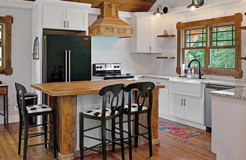 King Otro | Farmhouse just minutes from Hanging Rock, sister property next door ID#3934130