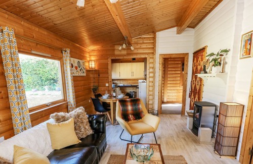 Godshill Cabina | FARMHOUSE LODGE, pet friendly, character holiday cottage in Wroxall