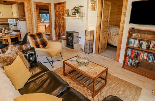 Godshill Cabina | FARMHOUSE LODGE, pet friendly, character holiday cottage in Wroxall