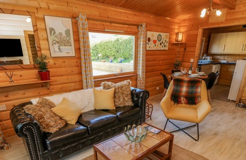 Godshill Cabina | FARMHOUSE LODGE, pet friendly, character holiday cottage in Wroxall