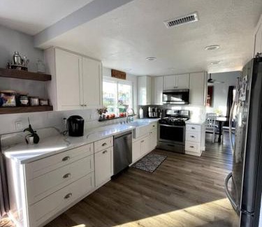 Vista Casa | Farmhouse, Modern Kitchen, Yard