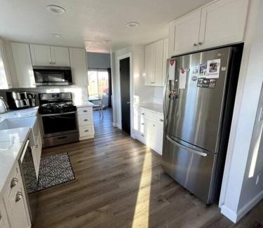 Vista Casa | Farmhouse, Modern Kitchen, Yard