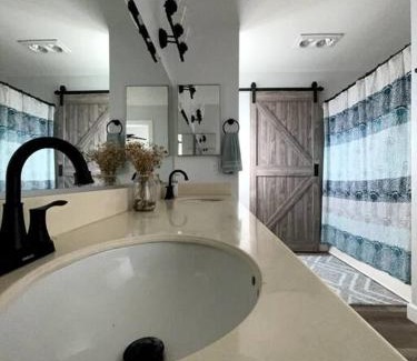 Vista Casa | Farmhouse, Modern Kitchen, Yard