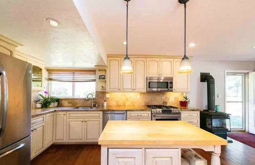 Cool Otro | Farmhouse near American River
