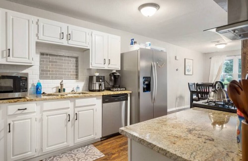 Tulsa Casa | Farmhouse on 1 Acre | Big Driveway | DT 5 miles