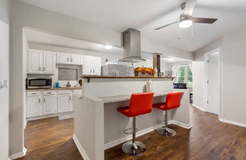 Tulsa Casa | Farmhouse on 1 Acre | Big Driveway | DT 5 miles